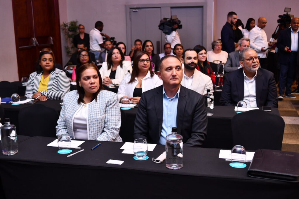 La imagen actual no tiene texto alternativo. El nombre del archivo es: DGII-y-Camara-de-Comercio-Francesa-celebran-congreso-Facturacion-Electronica.jpg