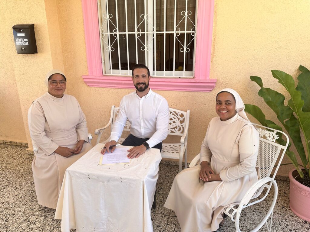 La imagen actual no tiene texto alternativo. El nombre del archivo es: Firma-acuerdo-Emotions-Juan-Dolio.jpeg