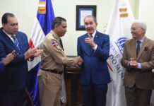 García Fermín otorga reconocimiento a exrector de UNADE, Mayor General Francisco Antonio Ovalle Pichardo, ERD