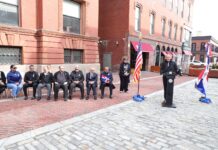 García Fermín y el alcalde de Lawrence, Brian De peña, participan en vigilia por las víctimas del Jet Set