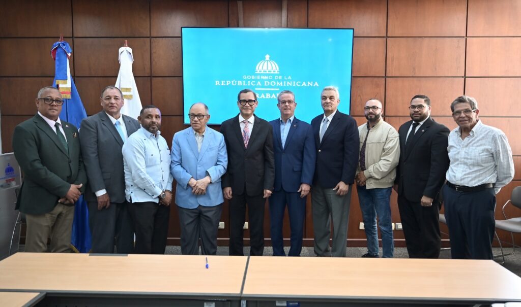 La imagen actual no tiene texto alternativo. El nombre del archivo es: Gobierno-anuncia-aumento-salarial-de-un-25-al-sector-zonas-francas.jpeg