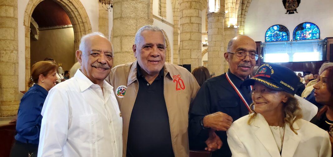 Luis “El Gallo” rinde homenaje a los mártires de la Revolución de Abril y afirma que nadie mancillará la Constitución