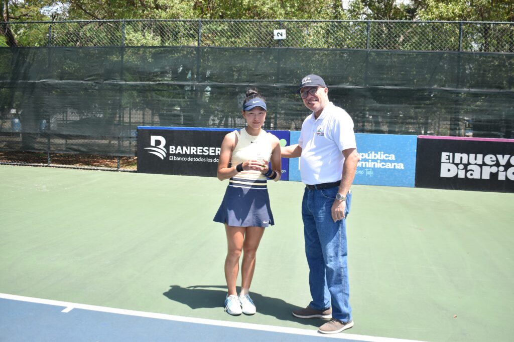 La imagen tiene un atributo ALT vacío; su nombre de archivo es Nahyeong-Cho-campeona-de-sencillos-premiada-por-Alexis-Alcantara-director-ejecutivo-y-tesorero-de-Fedotenis-1024x683.jpeg