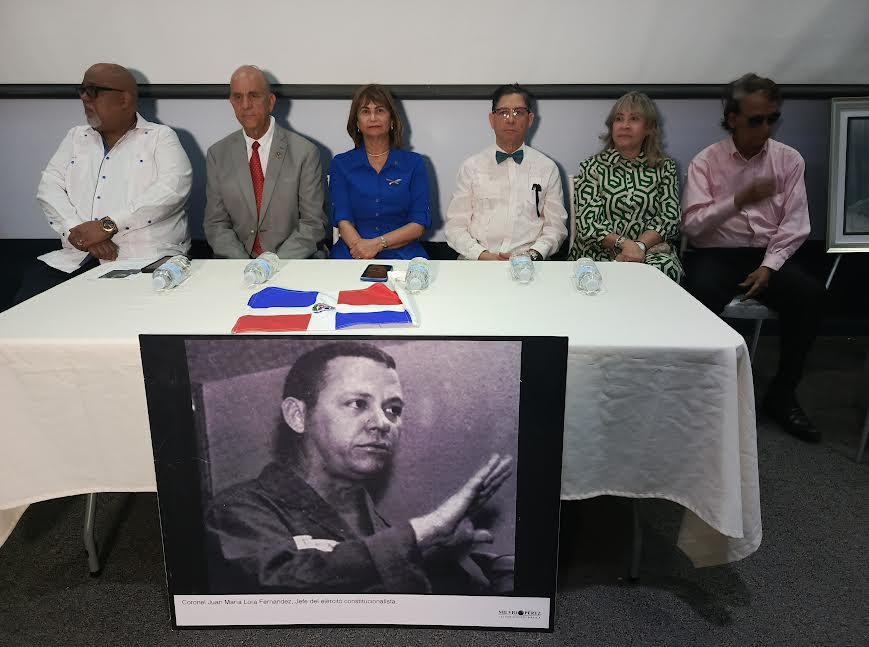 UASD realiza conversatorio al coronel Lora Fernández