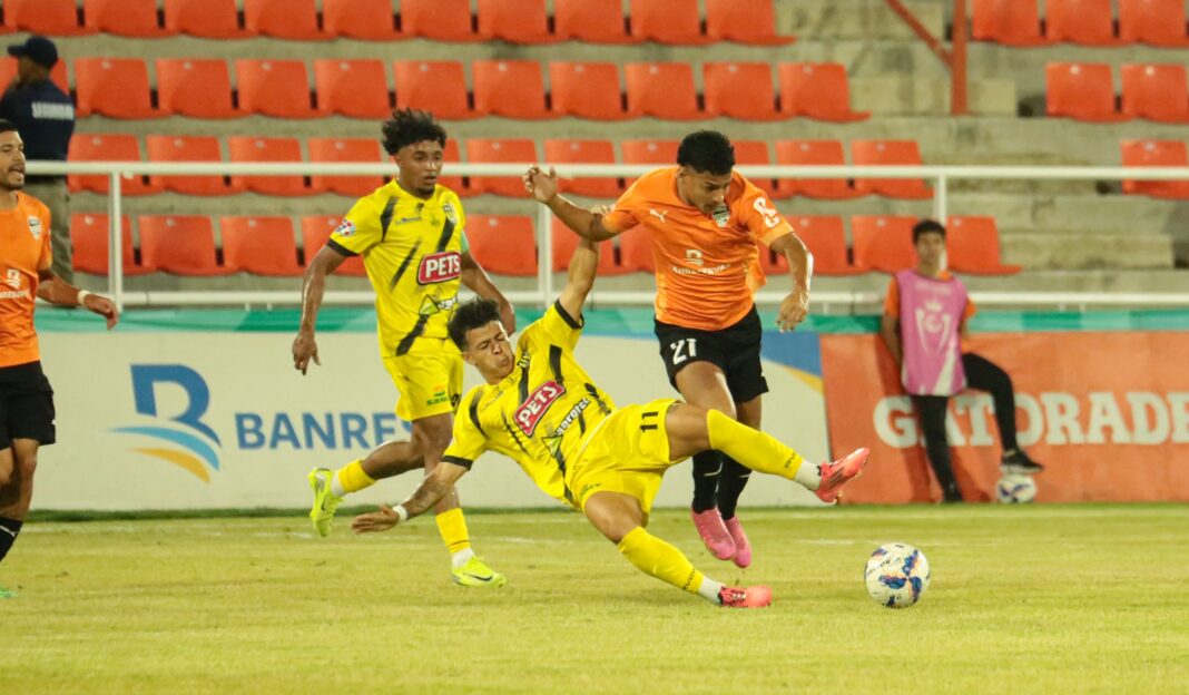 Valentin Sabella MOCA FC en una jughada ante CIBAO FC
