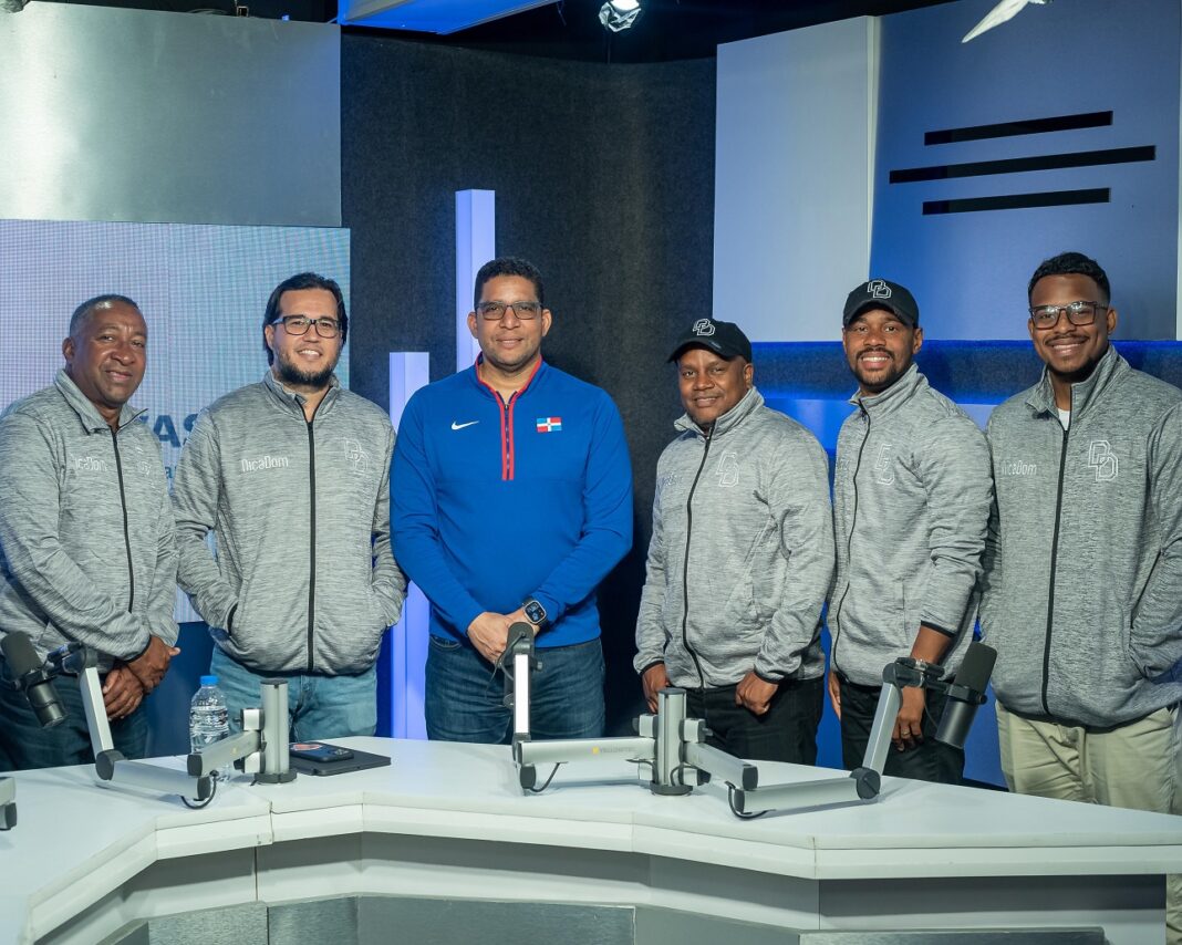 Al centro Rafael Uribe, presidente de Fedombal, junto a William Aish, Pedro G. Briceño, Baudilio Jiménez, Bienvenido Carmona Jr. y Josué Batista
