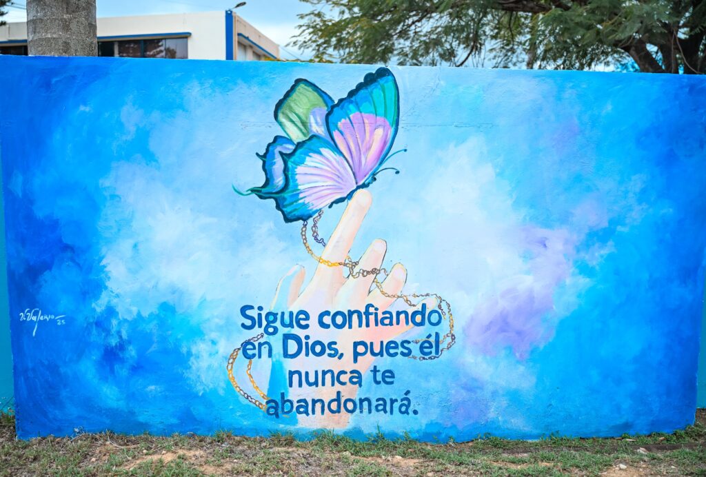La imagen actual no tiene texto alternativo. El nombre del archivo es: Alcaldia-de-Santiago-devela-mural-en-honor-a-la-fe-cristiana-frente-al-Instituto-Evangelico-scaled.jpg