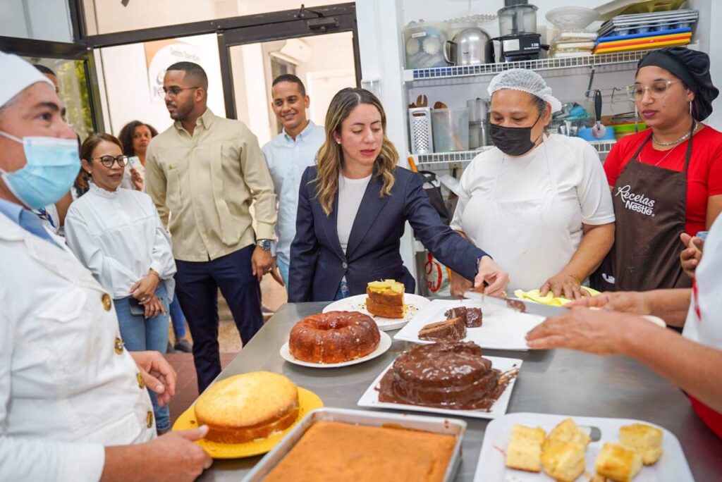 La imagen actual no tiene texto alternativo. El nombre del archivo es: Directora-general-de-Superate-Gloria-Reyes-conversa-con-facilitadores-y-estudiantes-de-Reposteria-CSCS-16-de-agosto-Santiago.jpg
