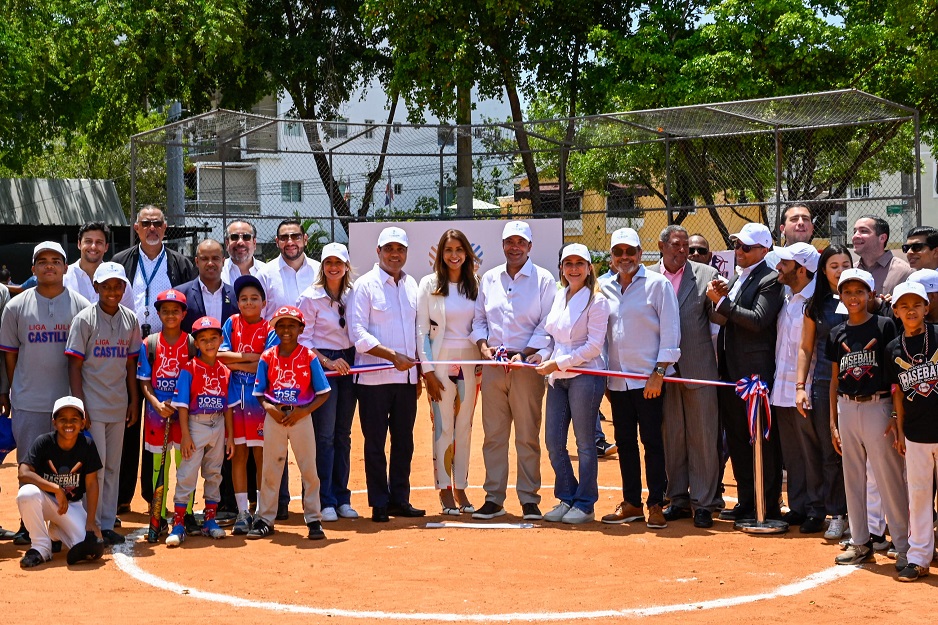 El presidente ejecutivo Banreservas, Samuel Pereyra, corta la cinta inaugural del remozado Play Municipal Liga Los Restaurados. Deportes, Kelvin Cruz