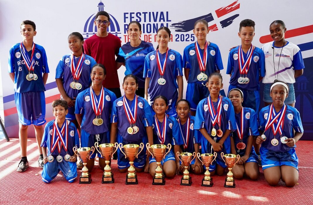 Los alumnos representativos del distrito escolar 08-06 (Santiago Noreste) posan con sus trofeos y medallas que los acreditaron como campeones del Festival Escolar Regional de Tenis de Mesa U13 y U15