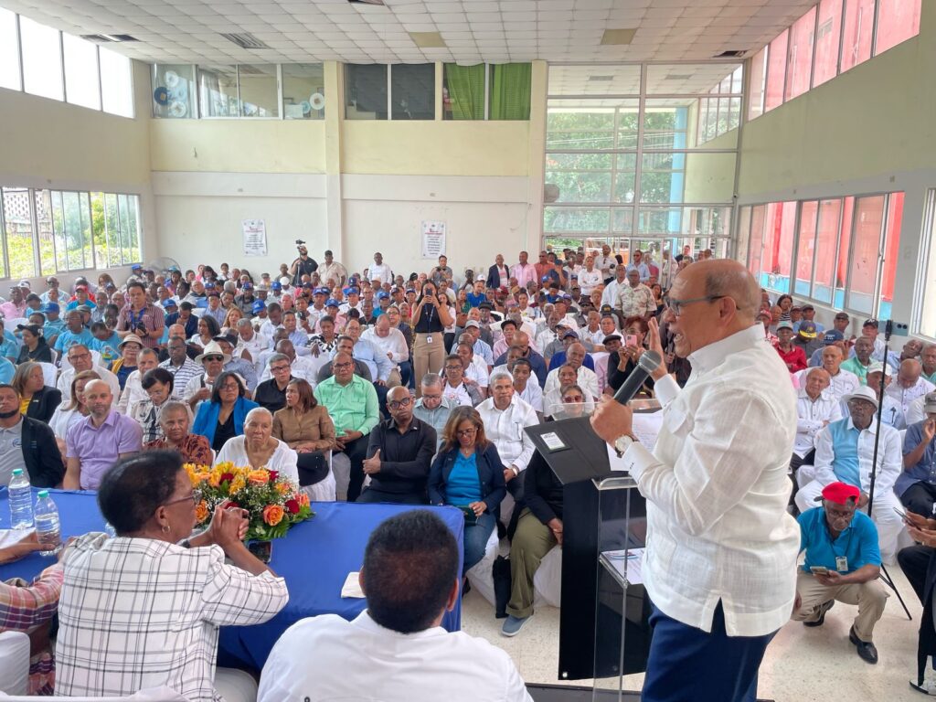 La imagen actual no tiene texto alternativo. El nombre del archivo es: Rafael-Santos-Badia-se-dirige-a-los-presentes.jpeg