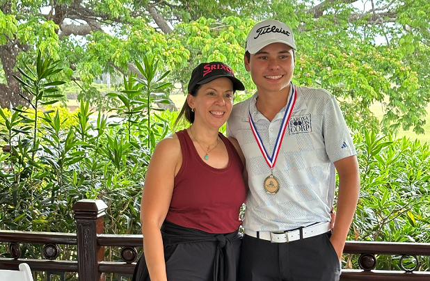 Rita Arias, premia a Sebastián Ramos, campeón categoría U18.