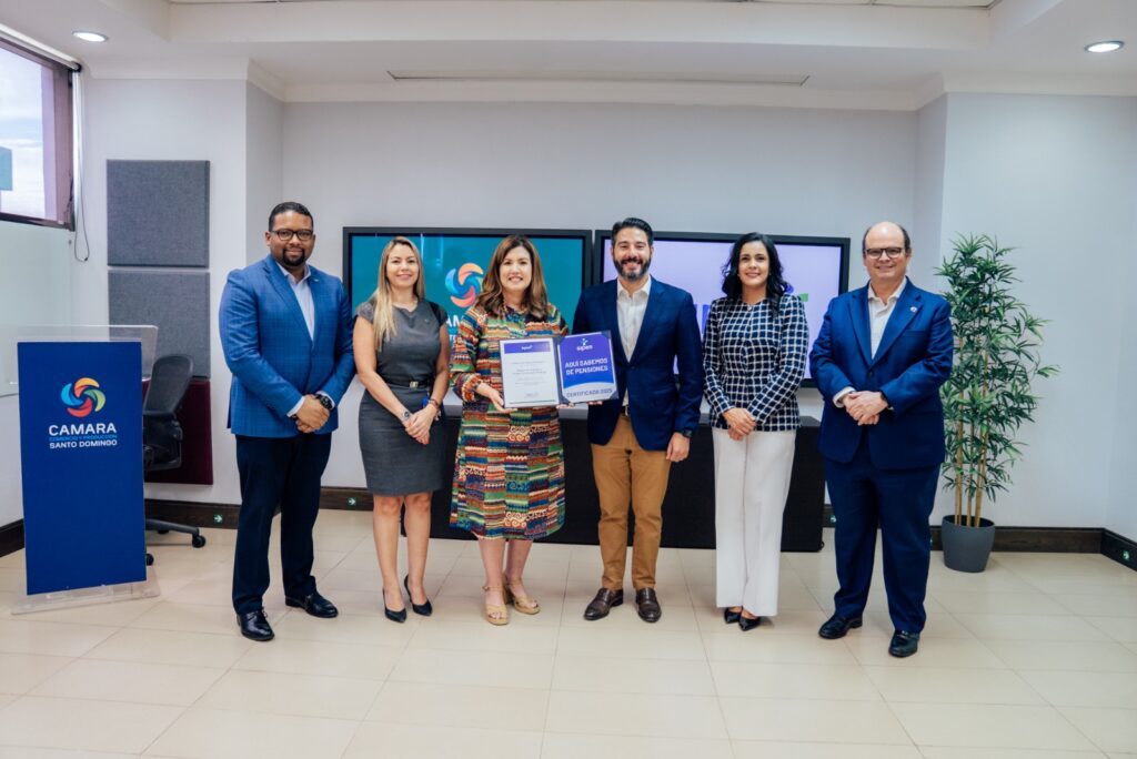 La imagen actual no tiene texto alternativo. El nombre del archivo es: Sipen-entrega-a-la-Camara-de-Comercio-y-Produccion-de-Santo-Domingo-el-Sello-Aqui-Sabemos-de-Pensiones.jpeg