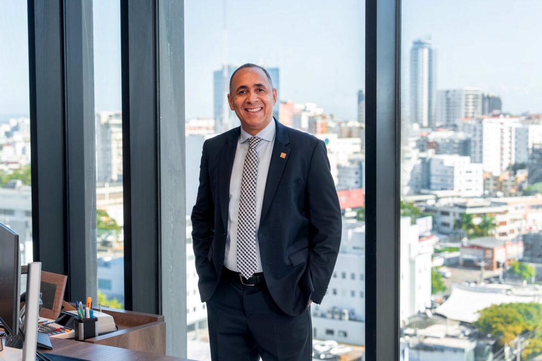 Vicepresidente ejecutivo - Nelson Arroyo