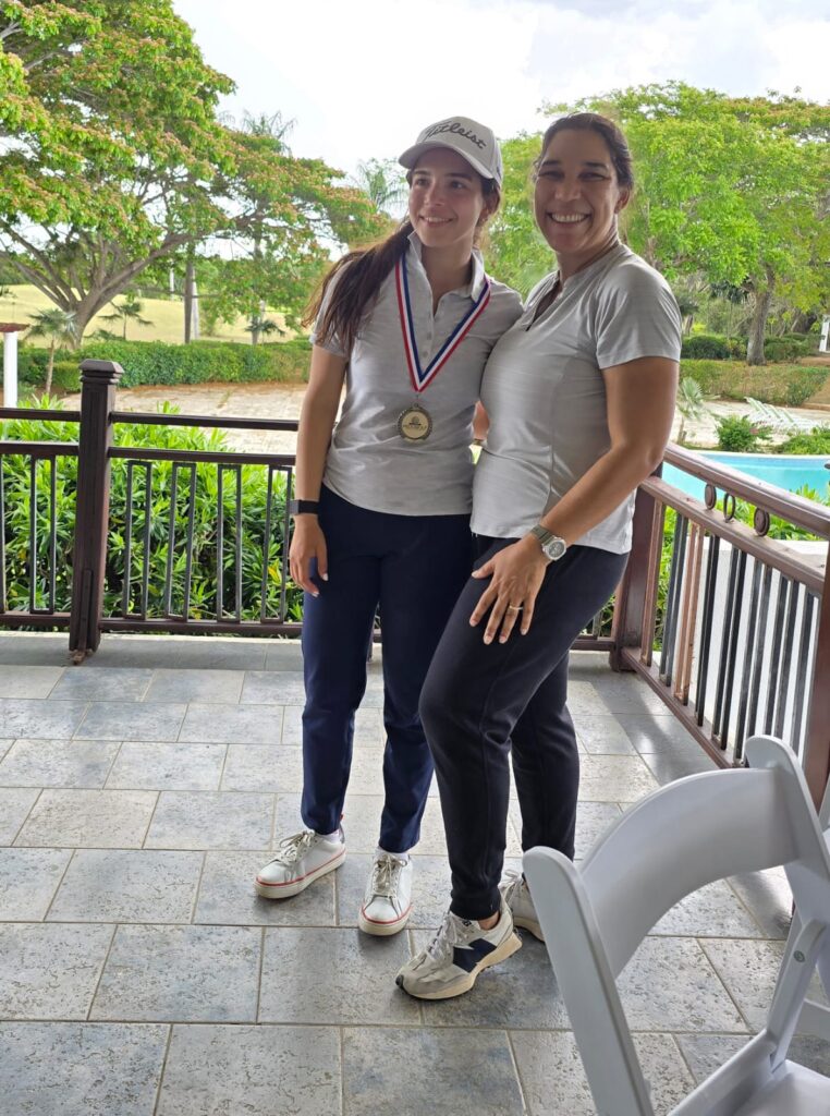 La imagen actual no tiene texto alternativo. El nombre del archivo es: Wilssy-de-Fernandez-premia-a-Shanel-Rodriguez-campeona-de-la-categoria-U18.jpg