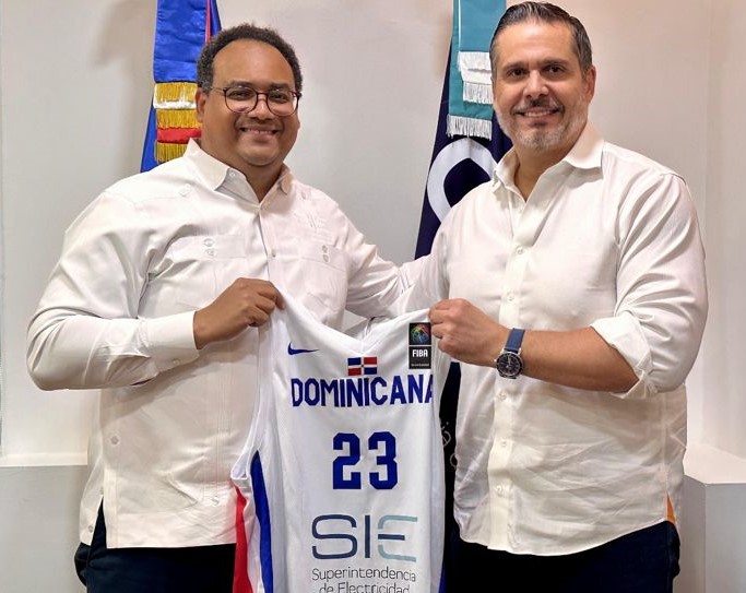 Andrés Astacio, Superintendente de Electricidad, recibe de Mario Guerrero, gerente de Categorías Formativas de Fedombal, la camiseta