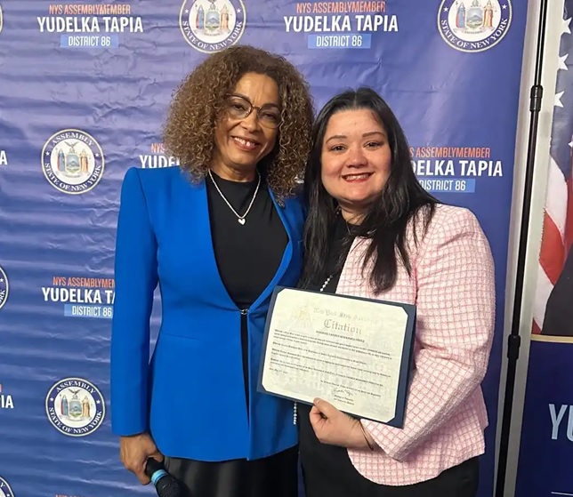 Asambleísta Tapia reconoce en Departamento Legal de BronxWorks