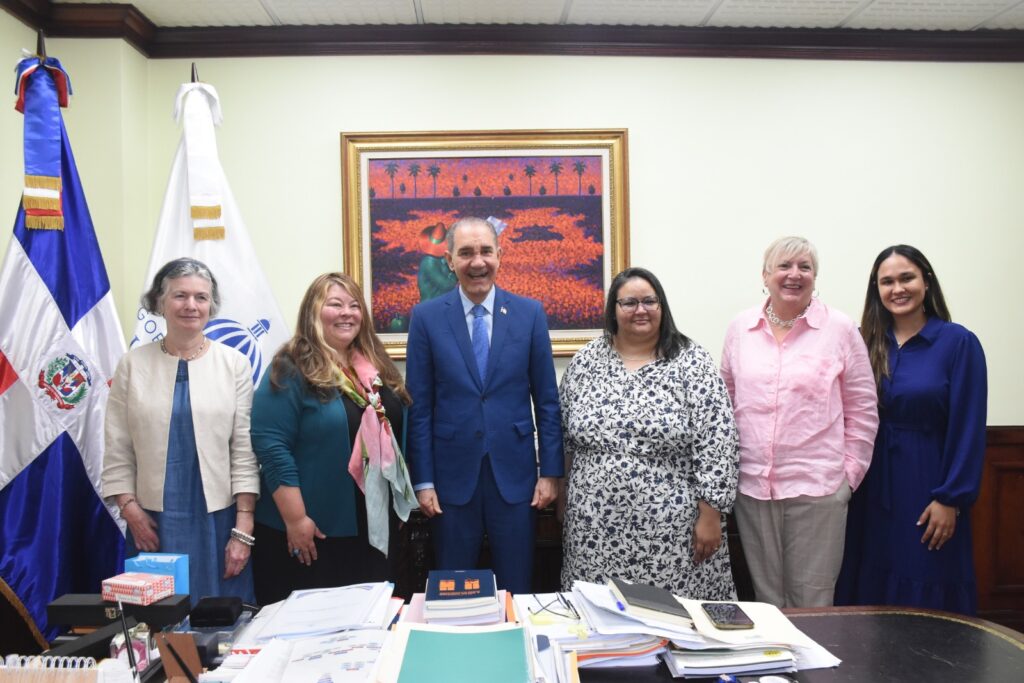 La imagen actual no tiene texto alternativo. El nombre del archivo es: Comision-internacional-visita-el-MESCyT-evaluar-el-ingles-por-inmersion.jpg