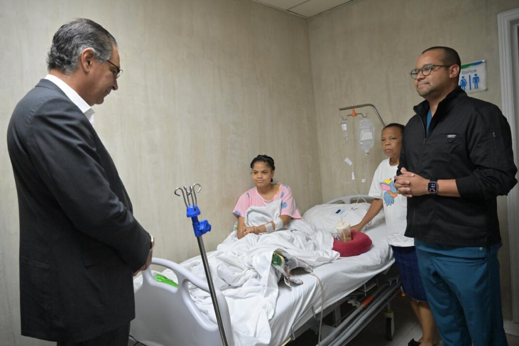 Dr Santiago Hazim visita afectada por tragedia Jet Set