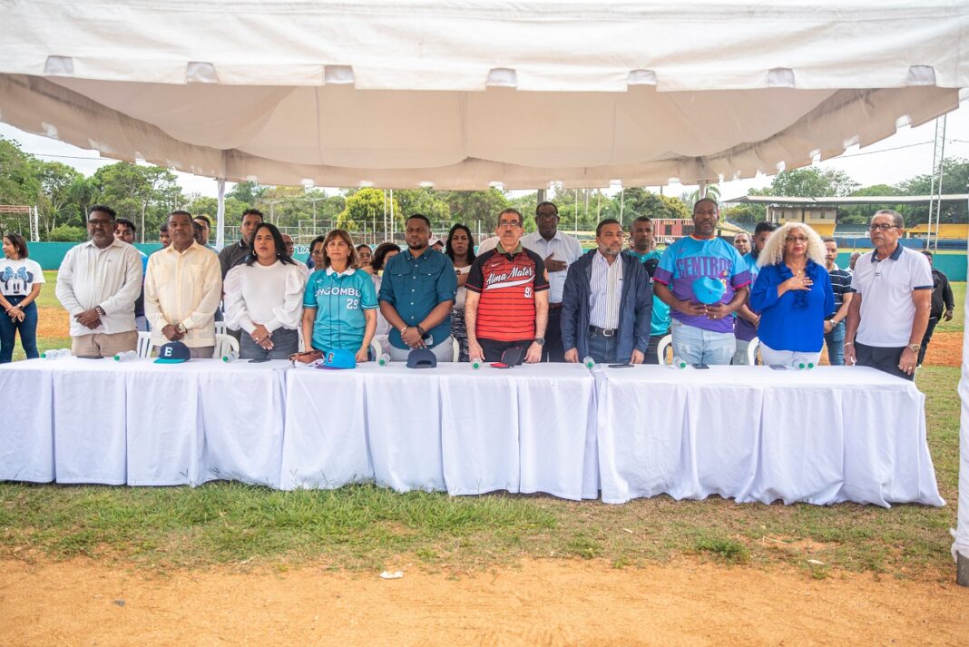 La mesa principal de la apertura del torneo de la Liga de Softbol