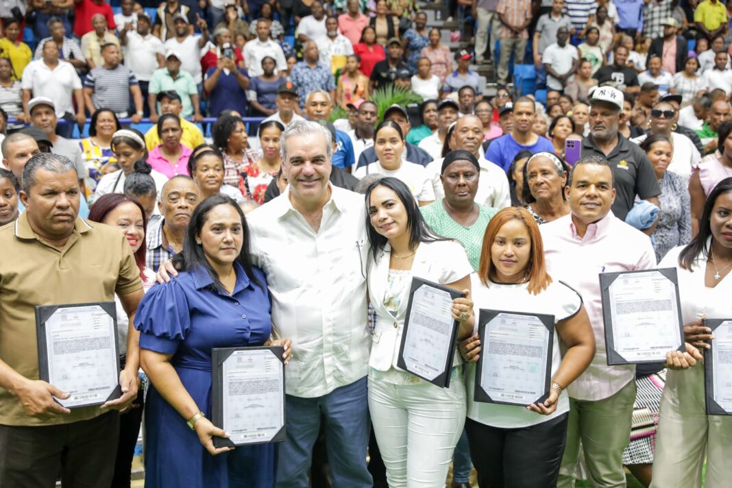 Presidente Abinader supera los 127 mil títulos de propiedad entregados en todo el país