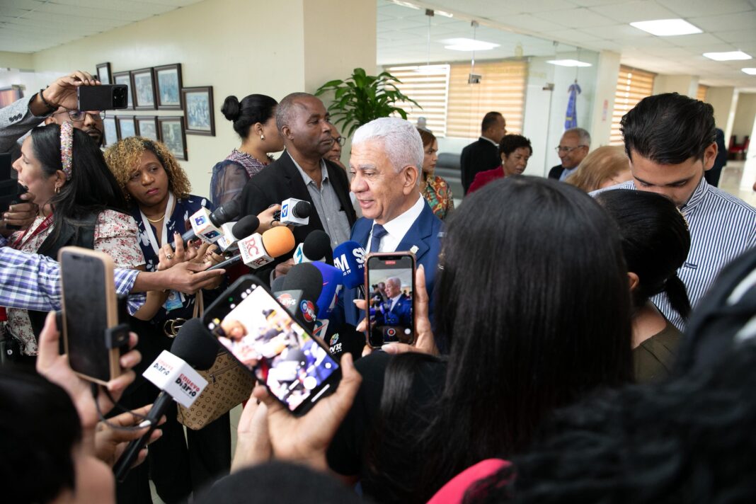 Presidente del Senado, Ricardo de los Santos, rechaza inicio de campaña política a destiempo; exhorta a precandidatos repaldar gobierno del PRM