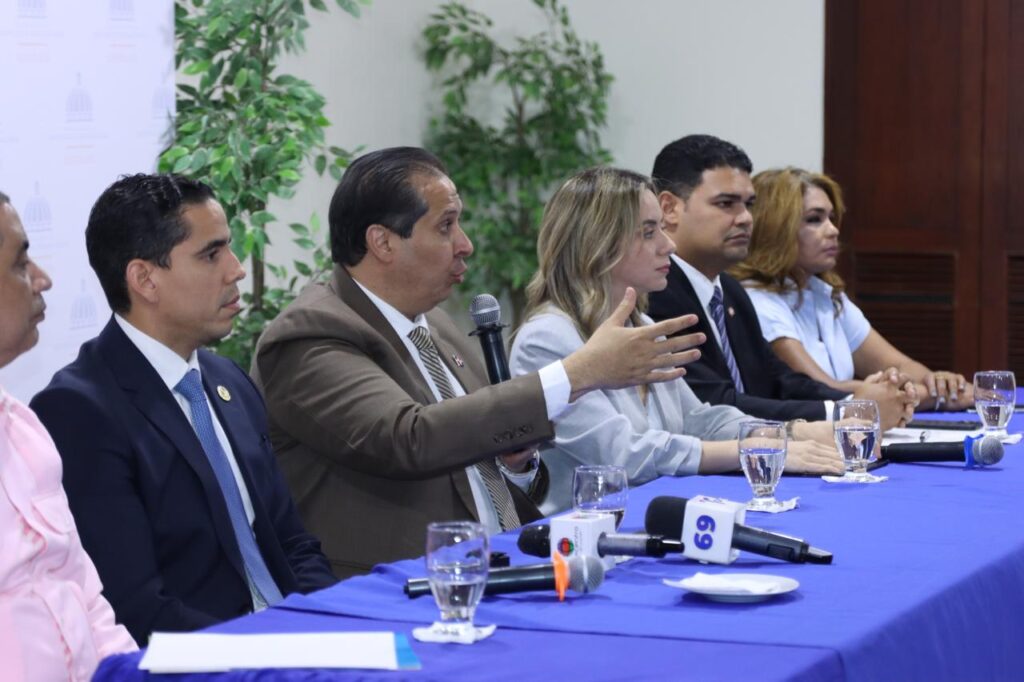 La imagen actual no tiene texto alternativo. El nombre del archivo es: Victor-Atallah-ministro-de-Salud-Pubica-dando-declaraciones-sobre-la-asistencia-que-han-brindado.jpeg