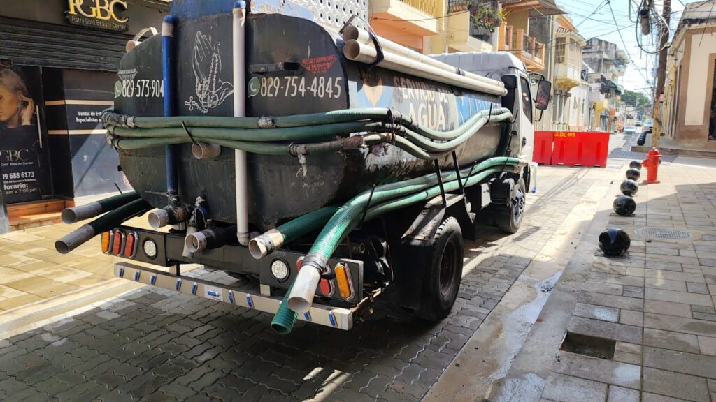 La imagen actual no tiene texto alternativo. El nombre del archivo es: Comerciantes-de-la-Zona-Colonial-denuncian-que-falta-de-agua-potable-los-lleva-a-la-quiebra-piden-a-la-CAASD-ir-en-su-auxilio.jpeg