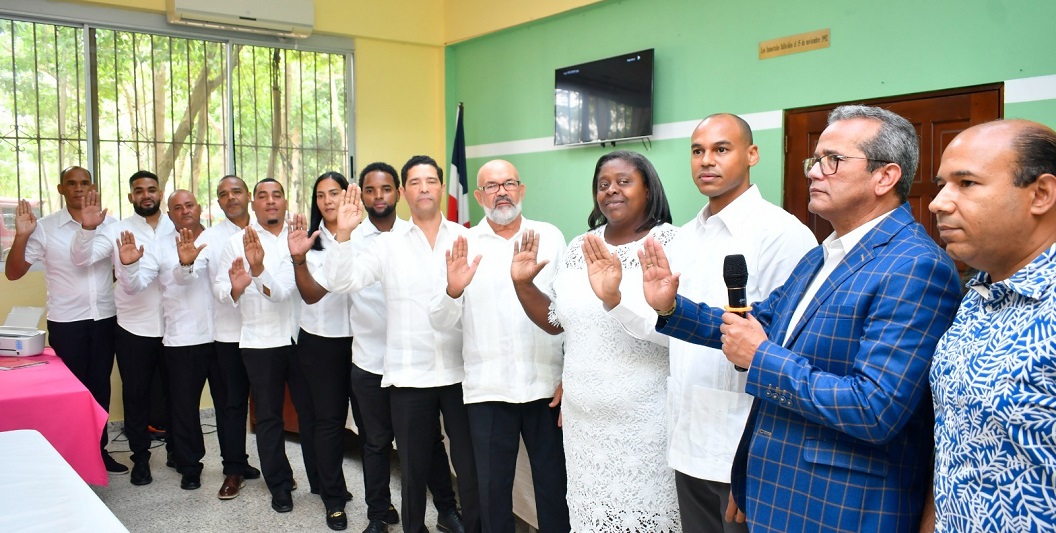 El comité ejecutivo de la Federación Dominicana de Bádminton (Fedobad) cuando era juramentado por el viceministro de Deportes y Recreación, Juan Vila Reynoso