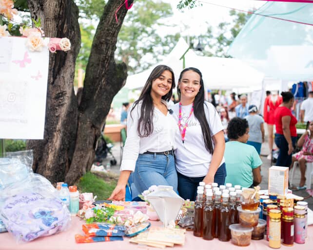 Emprendedores mocanos brillan en la primera edición del Bazarcito de Kathe (1)