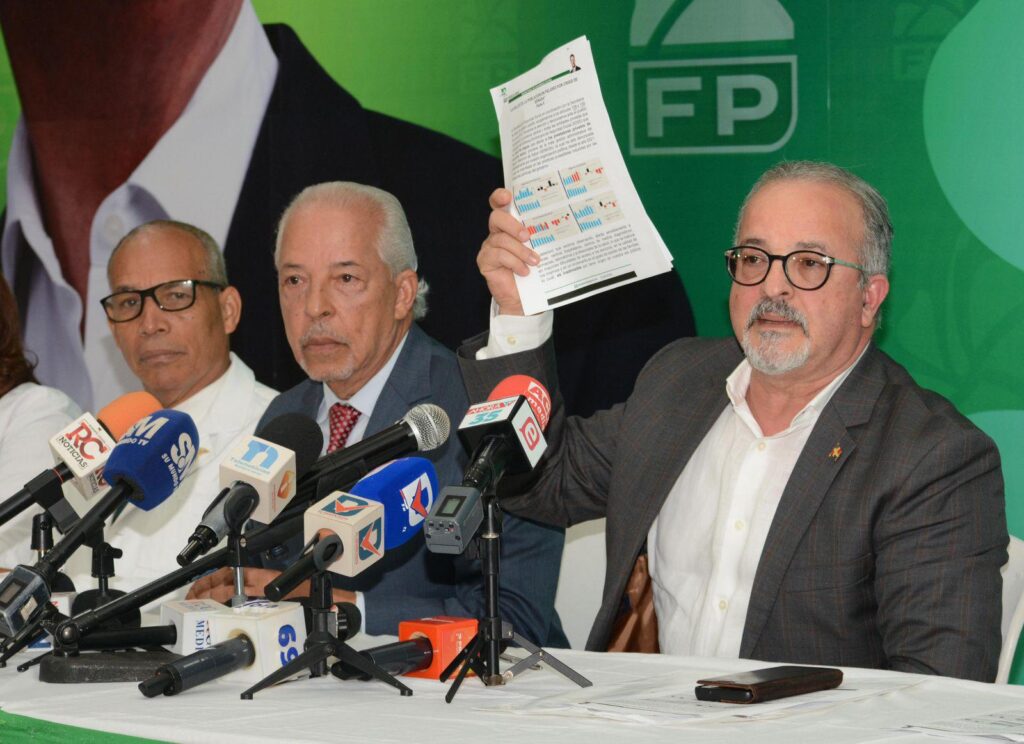 La imagen actual no tiene texto alternativo. El nombre del archivo es: FP-responde-a-Abinader-Hay-que-intervenir-Senasa-usted-recibio-un-sistema-estable-que-esta-quebrando.jpg