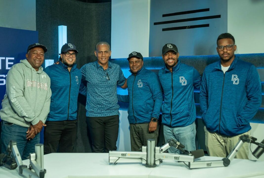 Javier con el grupo de Diamante El Podcast