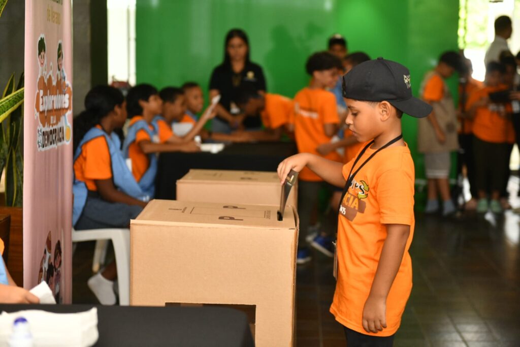 La imagen actual no tiene texto alternativo. El nombre del archivo es: La-JCE-celebra-elecciones-infantiles-en-el-campamento-Exploradores-de-la-Democracia-Santiago-gana-el-valor-Justicia.jpeg