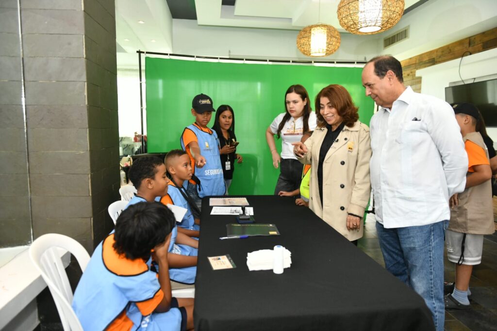 La imagen actual no tiene texto alternativo. El nombre del archivo es: La-JCE-celebra-elecciones-infantiles-en-el-campamento-Exploradores-de-la-Democracia-en-Santiago-gana-el-valor-Justicia.jpg