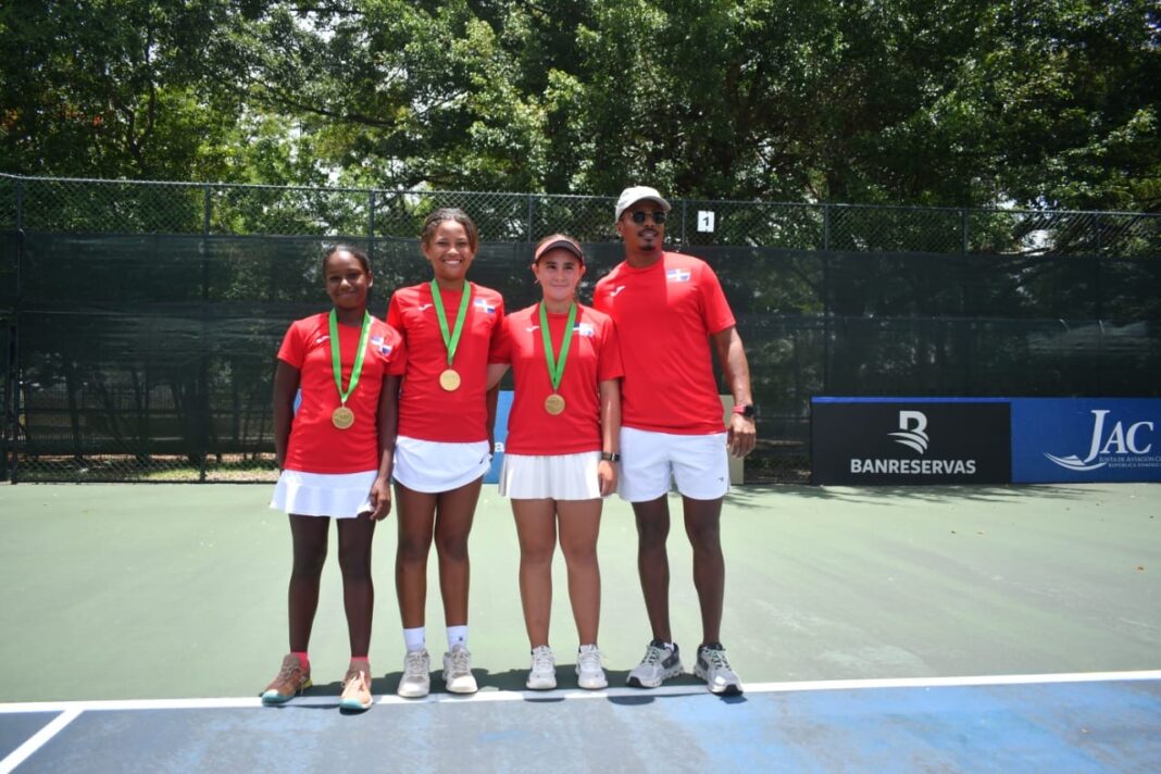 Las tenistas Kyara Khayyat, Ana Paula Vega y Elaine Martínez, con su capitán Aneudy Javier, muestran sus medallas que los acredita como campeones del evento