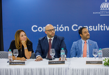 Licda. Elka Shecker Mendoza, Lic. Edgar Torres Reynoso, director ejecutivo de la comisión y Juan Mustafá, Gerente General de BANDEX