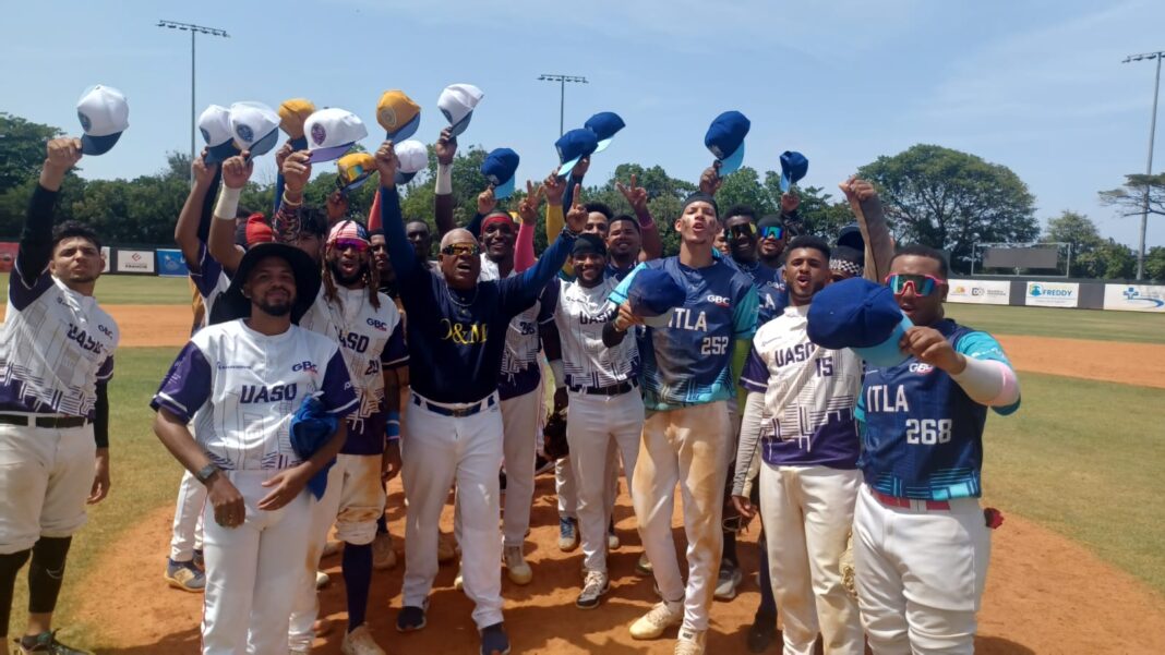 Los jugadores del Sureste festejan en el centro del montículo tras disponer de sus homólogos del Nordeste