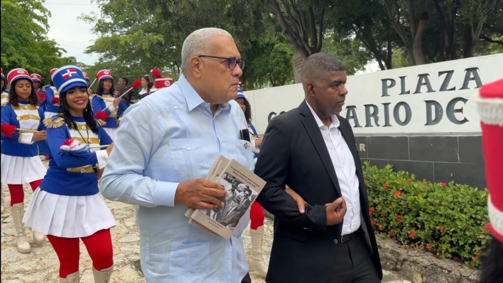 La imagen actual no tiene texto alternativo. El nombre del archivo es: Luis-El-Gallo-pone-en-circulacion-su-obra-La-Casa-del-Presidente-Joaquin-Balaguer-Maximo-Gomez-25-Parte-Atras.jpeg