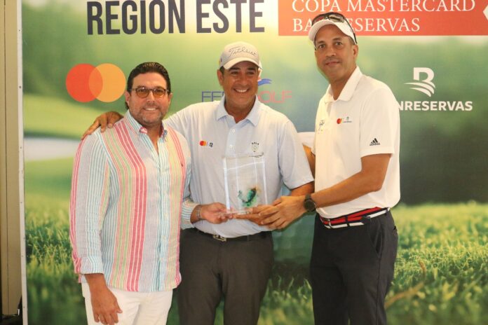 Luis Matos al centro, premiado por Enrique Valverde, presidente de Fedogolf, junto a Franklyn Díaz, ejecutivo de Banreservas