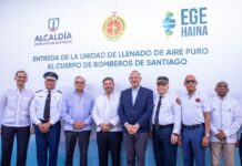 EGE Haina dona equipo de llenado de aire puro a los bomberos de Santiago
