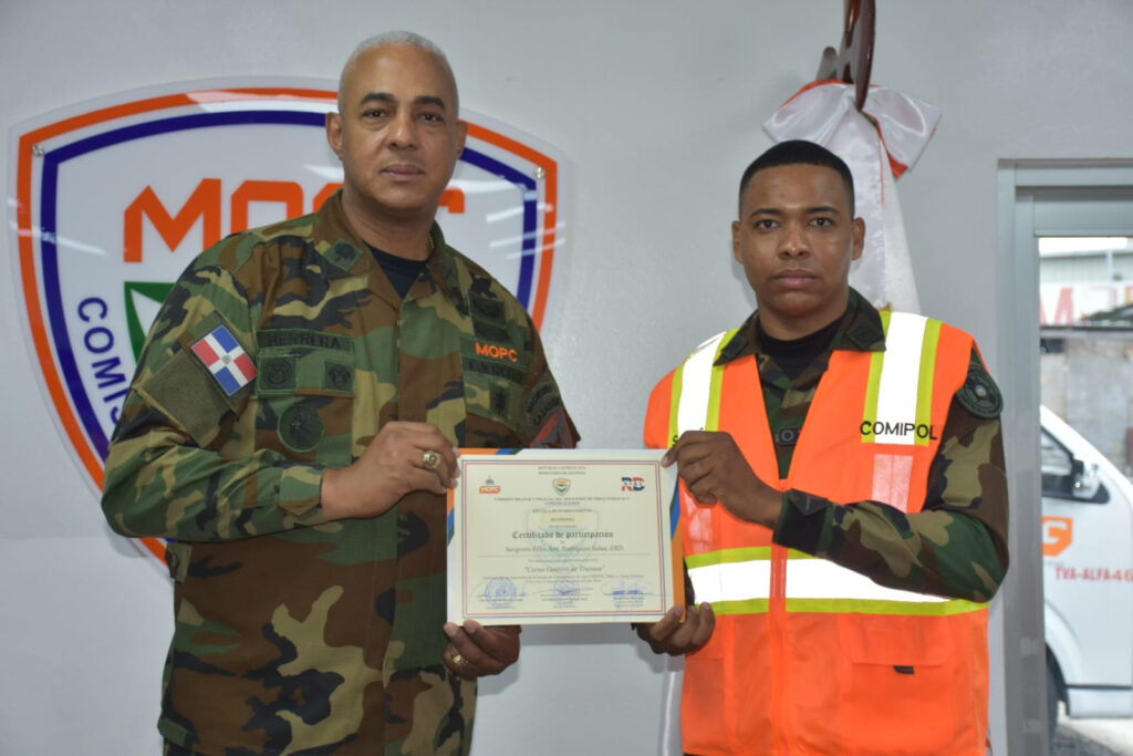 La imagen actual no tiene texto alternativo. El nombre del archivo es: COMIPOL-gradua-su-primera-promocion-de-gestion-tramos-director-dice-es-un-compromiso-institucional-para-mejorar-del-servicio.jpg