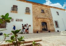 Ministro de Cultura y José Mármol dialogan sobre el poder de las buenas palabras en el Centro Cultural Taíno Casa del Cordón