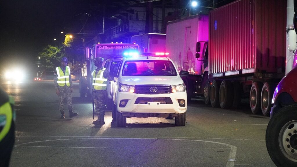 La imagen actual no tiene texto alternativo. El nombre del archivo es: DIGESETT-e-INTRANT-realizan-amplio-operativo-de-retiro-de-cabezotes-furgones-y-colas-de-patanas-en-avenidas-y-autopistas-del-Gran-Santo-Domingo.jpg