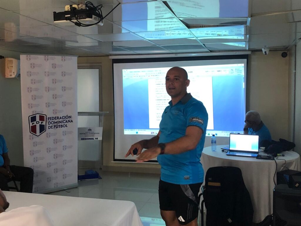 La imagen actual no tiene texto alternativo. El nombre del archivo es: Dictado-Curso-Iniciacion-Para-Arbitros-de-Futbol-en-Sanchez-Ramirez.jpg