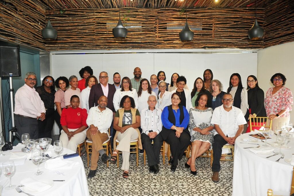 La imagen actual no tiene texto alternativo. El nombre del archivo es: Ejecutivos-de-la-Fundacion-Sabores-junto-a-los-participantes-en-el-encuentro.jpg
