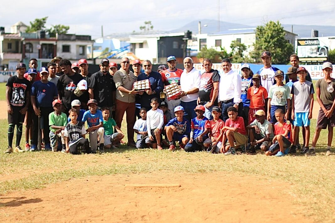 El comisionado Junior Noboa, entrega el estadio de béisbol Palmarito, además de varias cajas de pelota, a las ligas que conviven en lugar