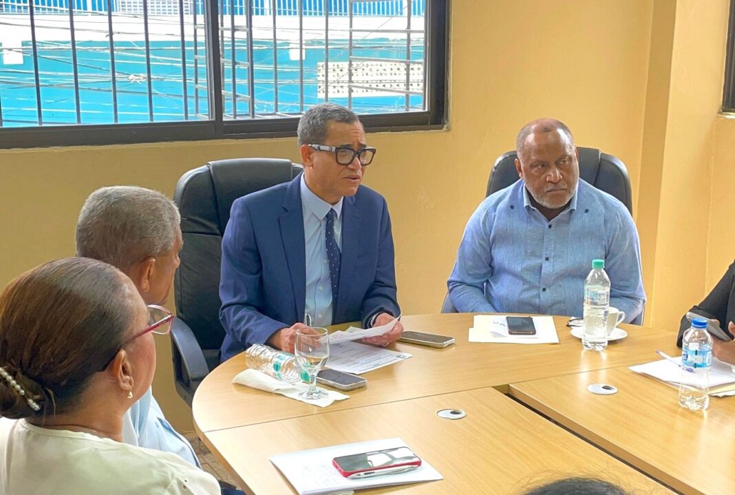 El ministro de Trabajo Eddy Olivares y Jacobo Ramos presidente de la CNTD y diputado durante encuentro en la organización sindical