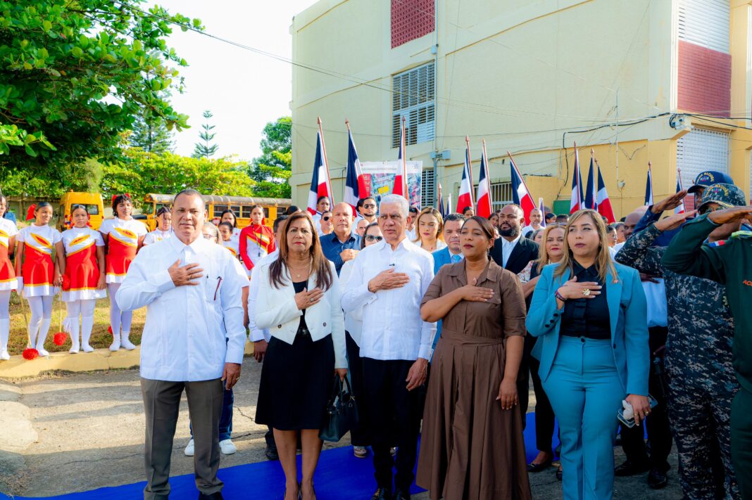 El presidente del Senado, Ricardo de los Santos, encabeza acto apertura del año escolar 2025-2026 en Sánchez Ramírez