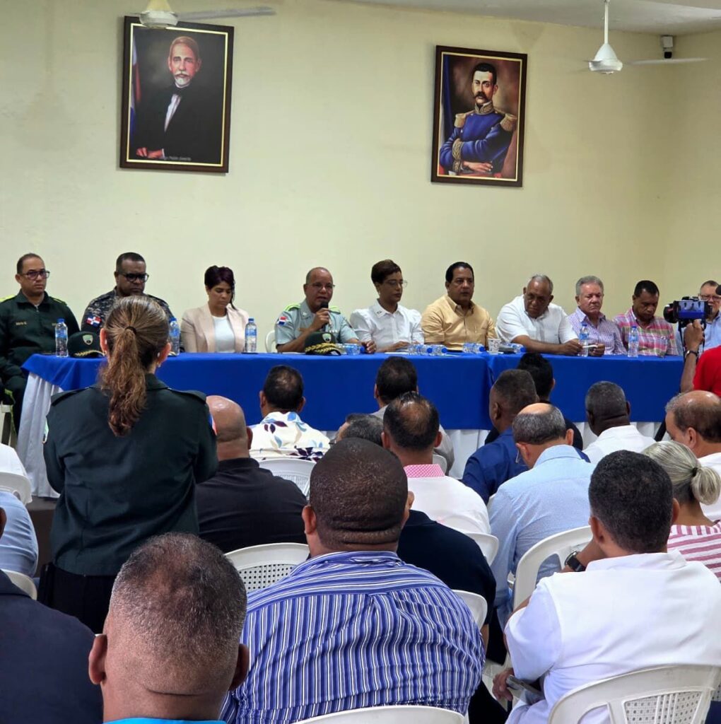 La imagen actual no tiene texto alternativo. El nombre del archivo es: Gobernadora-de-La-Altagracia-y-director-de-DIGESETT-.jpg