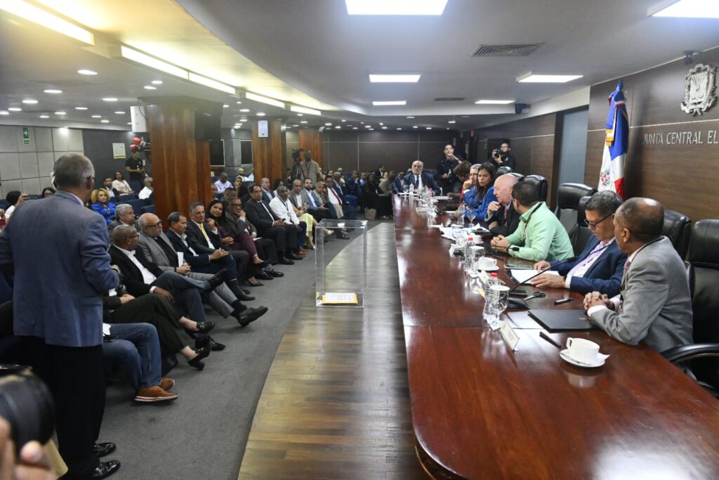 La imagen actual no tiene texto alternativo. El nombre del archivo es: JCE-da-apertura-a-sobre-B-y-da-a-conocer-propuesta-de-oferente-para-emision-de-nueva-cedula.jpeg